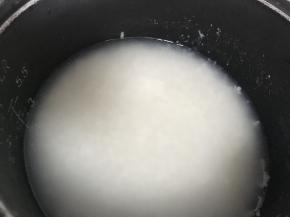 电饭煲锅内放入煮饭的食材