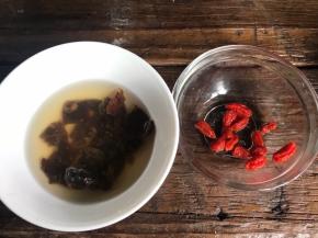 桂圆干和枸杞洗净沥水