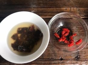 桂圆干和枸杞洗净沥水