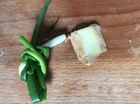 备好姜片和葱结