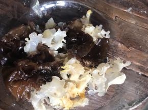 把浸泡好的黑白木耳，洗净沥水