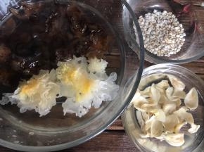 把双耳、百合和薏仁米提前泡发，洗净沥水