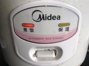 电饭煲插上电源，按煮饭键即可