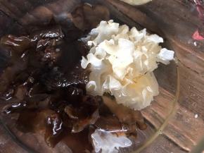 提前3小时用冷水浸泡黑白木耳