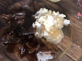提前3小时用冷水浸泡黑白木耳