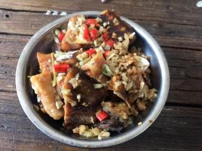 出锅后摆入盘中（也可以直接食用）撒上葱花