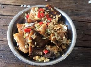 出锅后摆入盘中（也可以直接食用）撒上葱花