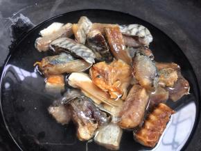 腊鱼冷水下锅，焯水