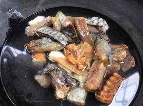 腊鱼冷水下锅，焯水