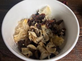 把所有的食材倒入大点的容器内