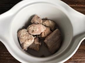 把焯水后的排骨放入蒸碗中，加入料酒