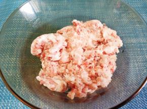 三分肥七分瘦的前腿肉剁成肉末，越细越好。
