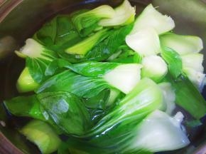 青菜洗净放少许盐和香油焯水。