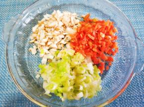 香菇根，胡萝卜，葱切碎。