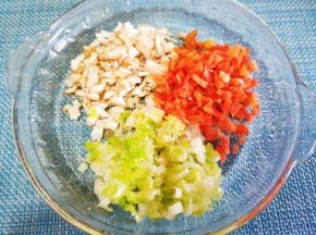 香菇根，胡萝卜，葱切碎。