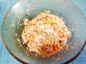 然后放切碎的菜拌匀。