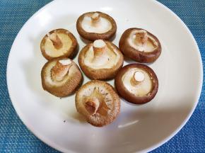 香菇洗净去掉根备用。