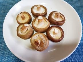 香菇洗净去掉根备用。