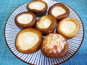 拌好的馅做成肉丸放在香菇里。