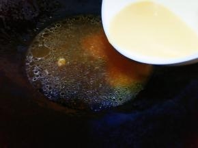 蒸好的香菇汤汁到进锅里烧开，到入水淀粉勾芡。