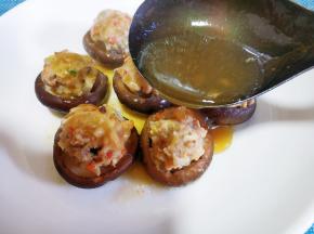 将芡汁浇在香菇上。