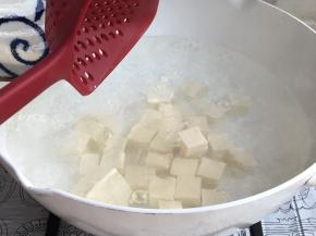 入开水烫煮约一分钟，捞出沥干装盘。