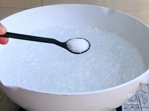 锅中水沸后加盐。