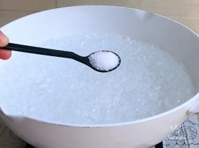 锅中水沸后加盐。