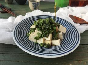 撒上适量香椿碎，再淋上适量香油，简单的春天的味道就摆上了我家的餐桌，鲜香可口，好吃极了！