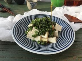 撒上适量香椿碎，再淋上适量香油，简单的春天的味道就摆上了我家的餐桌，鲜香可口，好吃极了！