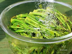 控干水分后，撒盐，盐的量比平时做菜的量大一些。