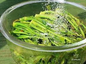 控干水分后，撒盐，盐的量比平时做菜的量大一些。