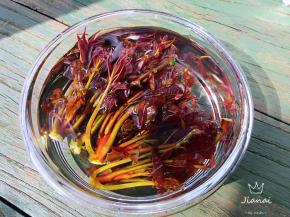 流水冲洗掉泥沙，加盐浸泡十分钟，再次冲洗干净。