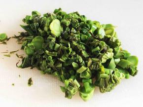 腌制好后，用尽挤一下水，切成小碎丁。