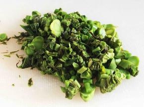 腌制好后，用尽挤一下水，切成小碎丁。