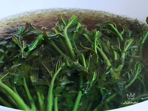 焯至香椿变成绿色蛋的捞出控水。