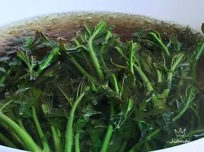 焯至香椿变成绿色蛋的捞出控水。