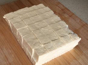 北豆腐切成1.5厘米见方小丁。