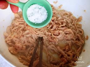 肉丝变色后加入白糖。