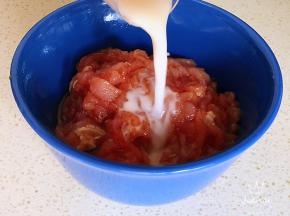 玉米淀粉加少许水搅匀，加入，抓匀腌制十分钟。