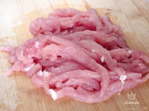 里脊肉切细丝。
