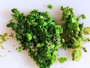 香椿提前清理干净，撒盐腌制一小时左右。腌制好的香椿芽，切小碎丁。