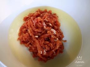 油热，小火滑散肉丝。