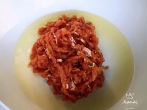 油热，小火滑散肉丝。