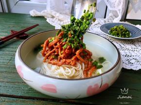 撒适量香椿，这道带着春天气息的香椿肉丝面就上桌了，鲜香可口美味极了。