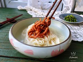 将挂面捞出，再加适量原汤，放上肉丝。