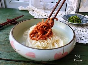 将挂面捞出，再加适量原汤，放上肉丝。