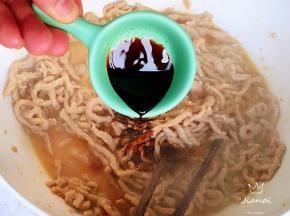 老抽，翻炒均匀，加盖小火焖制五分钟，待汤汁收干关火。