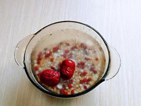 红润组合粥倒入器具中，淘干净，冷水泡2小时，也可以晚上放入冰箱泡一夜。