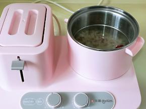 将泡好的米倒入锅中，加入纯净水，烧开，中小档熬粥。